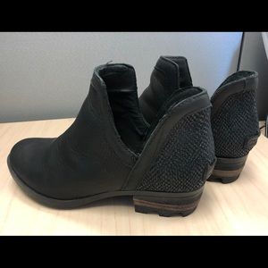 SOREL LOLLA CUTOUT WATERPROOF BOOTIE 7.5 LIKE NEW